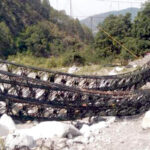 उत्तराखंड चमोली के थराली में रातगाँव को जोड़ने वाला निर्माणाधीन वैली ब्रिज टूट कर गिरा,जान माल का नहीं हुआ कोई नुकसान,,,,,,,,