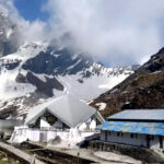 उत्तराखंड बर्फ पिघलने से हेमकुंड साहिब यात्रा पर रोजाना पहुंच रहे हैं 5000 श्रद्धालु , मन मोह रहीं हैं हेमकुंड साहिब की बर्फीली पहाड़ियां,,,,,,
