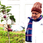 उत्तराखंड मुख्यमंत्री ने आज भराड़ीसैंण (गैरसैंण) में प्रातः काल भ्रमण के दौरान परिसर में लगे सेब के पौधों के निरीक्षण के बाद किया स्थानीय लोगो से संवाद,,,,,