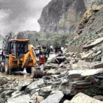 उत्तराखंड बदरीनाथ हाईवे भनेरपाणी और पागलनाला पानी और मलबा आने से घंटो रहा बंद, खतरे में फंसे रहे 5000 यात्री,,,,