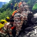उत्तराखंड ऋषिकेश-बदरीनाथ हाईवे पर हुआ बड़ा हादसा,टेंपो-ट्रेवलर के नदी में गिरने से 3 की मौत 10 घायल और कई लापता,,,,