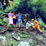 उत्तराखंड केदारघाटी में मूसलाधार बारिश से हाईवे और पैदल मार्ग हुए अवरुद्ध, एसडीआरएफ और पुलिस ने रेस्क्यू कर 1269 यात्रियों को सुरक्षित निकाला,,,,