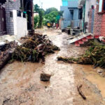 उत्तराखंड के ऋषिकेश मे यहां जलभराव से बढ़ी समस्या, बचने के लिए लोगो ने छतो पर जाकर बचाई जान,,,,,