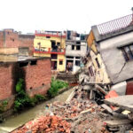 उत्तराखंड में भारी बरसात से कारगी ग्रांट क्षेत्र में नदी किनारे बने दो मकान गिरे, पुलिस तथा फायर सर्विस की टीमों ने मौके पर पहुंचकर संभाला मोर्चा,,,,