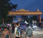 उत्तराखंड हरिद्वार चंडी घाट स्थित यह स्वागत द्वार दे रहा हे बड़ी दुर्घटना को निमंत्रण, द्वार के ऊपर भरे पानी के रिसाव से जगह-जगह बनी दरारें, दरककर जगह-२ गिर रही है बाउंड्री,,,