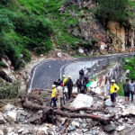 उत्तराखंड तीन दिन बाद भी नहीं खुला ऋषिकेश-यमुनोत्री राष्ट्रीय राजमार्ग, बारिश के बाद मलबा आने से 111 जगह सड़कें बंद,,,,,
