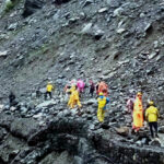 उत्तराखंड बाबा केदारनाथ धाम से लौट रहे श्रद्धालु फंसे सोनप्रयाग स्लाइड जोन में SDRF ने रास्ता बनाकर 40 श्रद्धालुओं का किया रेस्क्यू,,,,