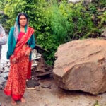 उत्तराखंड यहाँ मकान की छत पर गिरी चट्टान परिवार ने भागकर बचाई जान,,,,,,