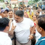 उत्तराखंड मे यहाँ परशुराम चौक पर बवाल लोगों ने रुकवाया सड़क निर्माण कार्य, महिलाओं ने मेयर को रोका, पथराव की कोशिश,,,,,