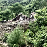 उत्तराखंड नृसिंहगाचल पर्वत का एक हिस्सा दरकने से मकान पर गिरे भारी बोल्डर और मलबा, एक घायल और कई वाहन मलवे की चपेट में,,,,,