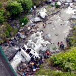 उत्तराखंड पिथौरागढ़ की इस सड़क पर सवारियों से भरी मैक्स नदी में गिरी 8 लोगो की मौके पर मौत 3 घायल,,,,,