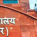 उत्तराखंड यहाँ दोबारा कॉपी चेक करने की मांगको लेकर कॉलेज की छत पर चढ़े छात्र, दिया अनोखा धरना, रजिस्ट्रार ने दिया आश्वासन,,,,