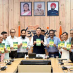 उत्तराखंड धामी ने मुख्यमंत्री आवास सभागार में आयोजित कार्यक्रम में किया “कलेक्टिव रिस्पॉन्सिबिलिटी इन हायर एजुकेशन” पुस्तक का विमोचन,,,,