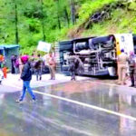 उत्तराखंड के इस नेशनल हाईवे पर पलटी सेना के जवानों की बस, कई जवान घायल, स्थानीय लोगो और पुलिस ने घायलों को पहुंचाया अस्पताल,,,,