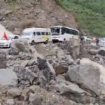 उत्तराखंड में तीन साल बाद फिर से लामबगड़ में सक्रिय हुआ भूस्खलन, चट्टान से छिटककर सड़क पर गिर रहे है बोल्डर,,,