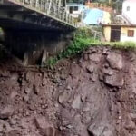 उत्तराखंड भारी बारिश से हनुमान चटृी के पास पुल के नीचे सुरक्षा दीवार क्षतिग्रस्त,भारी वाहनों की आवाजाही पर लगी रोक,,,,,