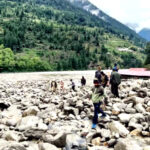 उत्तराखंड धराली आपदा में गंगोत्री घूमने आए मुंबई के तीन वरिष्ठ नागरिक लापता, तलाश में पहुंचे  रिश्तेदार,,,,