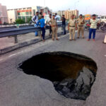 उत्तराखंड हरिद्वार खुली NH के घटिया निर्माण की पोल, पतंजलि फ्लाईओवर पर बन गया बड़ा गड्ढा, पुलिस ने रूट किया डाइवर्ट,,,,