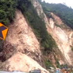 उत्तराखंड श्री बदरीनाथ हाईवे पर स्थित सिरोहबगड़ में पहाड़ी का एक हिस्सा टूटने से हाईवे बंद, जाम से लगीं वाहनों की लम्बी कतारे,,,,,