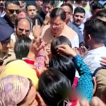 उत्तराखंड आपदा प्रभावित क्षेत्र में लोगों के बीच प्रोटोकॉल तोड़ पहुंचे मुख्यमंत्री पुष्कर सिंह धामी, लोगों ने लगाई गुहार,,,,