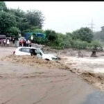 उत्तराखंड हरिद्वार की सूखी नदी में अचानक उफान, कार बहने से मचा हड़कंप – प्रशासन ने जारी की चेतावनी,,,,