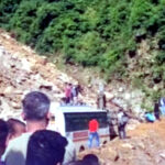 उत्तराखंड सिमली-ग्वालदम हाईवे गौचर-कमेड़ा पर मलबे में फंसी बस, हाईवे के दोनों और लगा लम्बा जाम,,,,