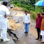 उत्तराखंड रैंतोली-जवाड़ी बाईपास के 200 मीटर हिस्से में हो रहे भू-धंसाव से सडक में तीन फीट तक पड़ीं बड़ी दरारें,,,,,