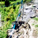 उत्तराखंड में भू-धंसाव से चठवां के घरों और रास्तों में पड़ी बड़ी दरारें, दहशत मे ग्रामीण, भूगर्भीय सर्वे रिपोर्ट का नही कुछ पता,,,,,,