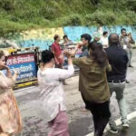 उत्तराखंड के पहाड़ी उड़ान म्यूजिक ग्रुप ने गंगोत्री–यमुनोत्री धाम पार्किंग एरिया में यात्रियों के लिए भजन एवं पारंपरिक पहाड़ी गीतों की करी मनमोहक प्रस्तुति,,,