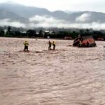 उत्तराखंड भारी बारिश से ऋषिकेश में चंद्रभागा नदी उफान पर, SDRF ने तीन लोगों को किया रेस्क्यू,,,,,