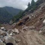 उत्तराखंड के भनेरपाणी और बैलाकूची में संकरा हुआ बदरीनाथ हाईवे मैठाणा में दो मीटर तक धंसा, खतरे के बीचहो रही है आवाजाही,,,