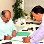 उत्तराखंड में हरिद्वार के नए मुख्य विकास अधिकारी के पद पर में डॉ. ललित नारायण मिश्र ने संभाला कार्यभार और जिलाधिकारी मयूर दीक्षित से शिष्टाचार भेंट,,,,