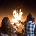 उत्तराखंड में बदला मौसम, बदरीनाथ धाम की ऊंची चोटियों पर हुई बर्फबारी से बढ़ी ठंड अलाव का सहारा ले रहे है यात्री,,,,