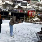 उत्तराखंड हिमपात से गुलज़ार हो रहे है पर्यटन स्थल, पर्यटकों ने बर्फ से ढकी पहाड़ियों की सुंदरता का लिया आनंद,,,,,
