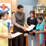 उत्तराखंड जिला प्रशासन बना संकटमोचक: मीना ठाकुर और अमृता जोशी को सीएसआर फंड से 1-1 लाख की आर्थिक सहायता,,,,,