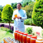 उत्तराखंड पुष्कर सिंह धामी ने मुख्यमंत्री आवास परिसर में शहद निकालने की प्रक्रिया का किया अवलोकन,,,,,