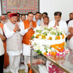 उत्तराखंड मुख्यमंत्री पुष्कर सिंह धामी ने आज स्वर्गीय मेजर जनरल भुवन चंद्र खण्डूरी के आवास पर पहुंचकर की भावभीनी श्रद्धांजलि अर्पित,,,,
