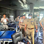 उत्तराखंड देहरादून एक निजी अस्पताल में आग लगने की सूचना पर पुलिस कर्मियों द्वारा तत्काल मौके पर चलाया गया रेस्क्यू अभियान,,,,