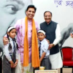 उत्तराखंड देहरादून के लेखक गांव पहुंचे कुमार विश्वास, बोले- मोबाइल से ज्यादा किताबों को में करे समय व्यतीत,,,,,