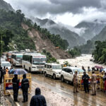 उत्तराखंड में भारी वर्षा का कहर, चारधाम यात्रा अस्थायी रूप से स्थगित, 11 जिलों में स्कूल बंद,,,