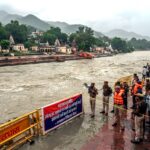 उत्तराखंड हरिद्वार में उफनती गंगा का जल चेतावनी स्तर पर, श्रीनगर और पशुलोक बैराज से लगातार पानी छोड़े जाने से प्रशासन और सिंचाई विभाग अलर्ट मोड़ पर,,,