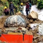 उत्तराखंड हरिद्वार टनल के पास पहाड़ी से गिरा मलबा और भारी बोल्डर, प्राचीन काली मंदिर क्षतिग्रस्त,रेल सुरक्षा को लेकर चिंता,,,,