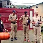 उत्तराखंड देहरादून भूमि धोखाधड़ी मामले में फरार कांग्रेस नेता और उसके बेटे सहित तीन लोगों के घर ढोल बजवाकर पुलिस ने चस्पा किए नोटिस,,,