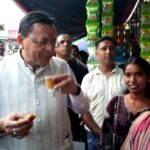 उत्तराखंड पुष्कर सिंह धामी की ‘लोकल फॉर वोकल’ का संदेश देते हुए मेलाघाट रोड पर पैदल चलकर मिलन डेरी पर ली चाय की चुस्कियां,,,,