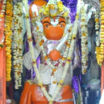 मशीनें फेल, क्रेनें हारी:हनुमान जी की मूर्ति जस की तस