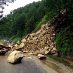 उत्तराखंड के बागेश्वर में भारी बारिश से एनएच गरुड़-बागेश्वर मार्ग हुआ अवरुद्ध, रवाईखाल के पास पहाड़ दरकने से पूरी तरह थप हुआ यातायात,,,,