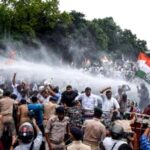भारत के मुख्य चुनाव आयुक्त के इस्तीफे की मांग को लेकर सड़क पर उतरा विपक्ष, देशभर में कांग्रेस का उग्र प्रदर्शन, वाटर कैनन का इस्तेमाल, कई नेता हिरासत में,,,,