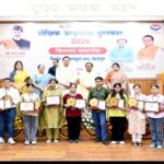 उत्तराखंड पंडित दीनदयाल उपाध्याय शैक्षिक उत्कृष्टता पुरस्का से मुख्यमंत्री पुष्कर सिंह धामी ने 63 मेधावी छात्रों और 6 प्रधानाचार्यों को किया सम्मानित,,,