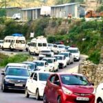 उत्तराखंड पहाड़ों पर पर्यटकों की रिकॉर्ड आमद, कमरे न मिलने पर फुटपाथ पर रात बिताने को मजबूर हुए सैलानी, जाम ने छुटाए पसीने,,,,